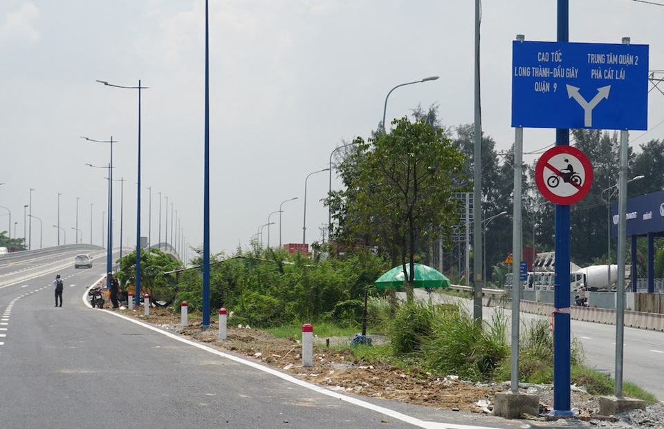 TPHCM: Thông xe cầu vượt, mở “nút thắt” vào cảng lớn nhất Việt Nam - 6 Các loại ô tô, container từ cầu Phú Mỹ lưu thông trên cầu vượt để về cao tốc TPHCM - Long Thành - Dầu Giây