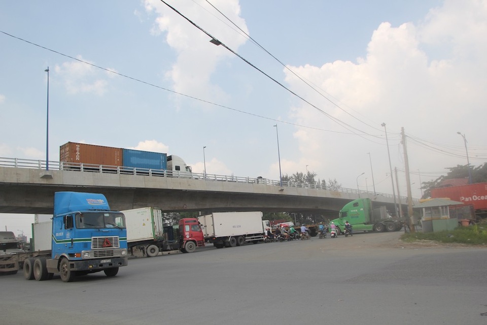 TPHCM: Thông xe cầu vượt, mở “nút thắt” vào cảng lớn nhất Việt Nam - 9 Nhiều hạng mục trong giai đoạn 2 sẽ giúp giao thông qua khu vực cảng Cát Lái được thông thoáng và không còn là điểm đen ùn tắc giao thông