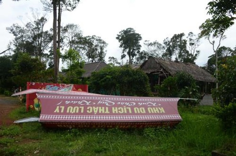 Đắk Nông: Dự án bị thu hồi, công ty vẫn thu tiền khách thăm quan trái phép! - 3 Bên ngoài khu du lịch đã bị thu hồi dự án