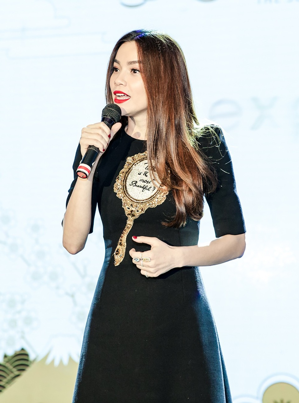 Phương Mai khoe vòng 1 gợi cảm quá đà bên dàn sao nữ “kín bưng” - 6 Hồ Ngọc Hà cho biết, để có được nhan sắc luôn tươi trẻ, cô thường quan tâm đến việc chăm sóc da khá kỹ lưỡng cũng như có duy trì việc tập yoga mỗi ngày. Điều nay giúp cô có sức khỏe cũng như để duy trì nét đẹp của bản thân trong mắt công chúng.