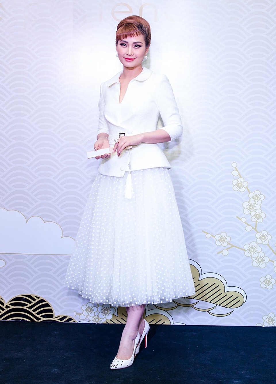 Phương Mai khoe vòng 1 gợi cảm quá đà bên dàn sao nữ “kín bưng” - 8 Á hậu Diễm Trang sang trọng như một quý bà trong sự kiện. Mới đây, Á hậu Diễm Trang còn tỏa sáng khi thể hiện khả năng dẫn chương trình lưu loát và khoe nhan sắc rực rỡ trong đêm chung khảo phía Nam Hoa hậu Việt Nam 2018.
