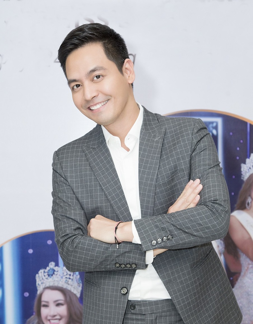 MC Phan Anh: “Dù tiếc nuối hào quang nhưng tôi vẫn chọn gia đình” - 1 Nhiều người khá bất ngờ về vai trò mới của nam MC Phan Anh. Cũng trong dịp này, anh đã có những chia sẻ về cuộc sống và công việc của anh trong 2 năm qua.