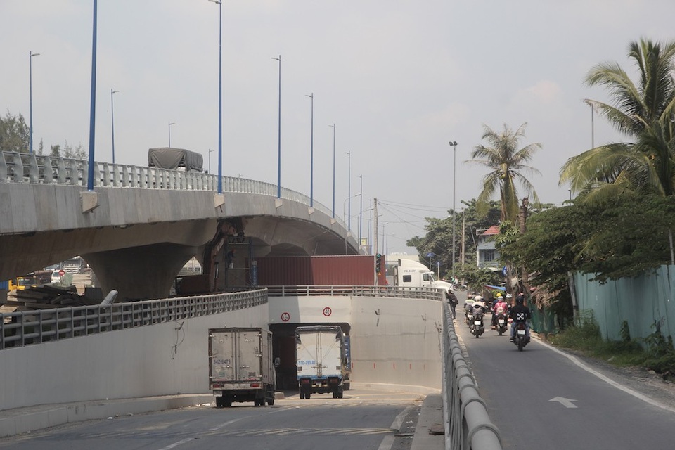 TPHCM: Thông xe cầu vượt, mở “nút thắt” vào cảng lớn nhất Việt Nam - 5 Trên nhánh đường 3m bên hông cầu vượt trên đường Võ Chí Công (theo hướng lưu thông từ Nguyễn Duy Trinh đến đường Đồng Văn Cống), cấm xe tải, xe sơ-mi-rơ-moóc, xe khách trên 16 chỗ lưu thông.