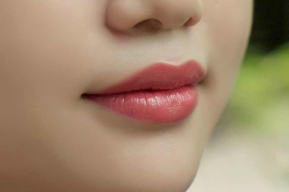 Bạn gái sửa môi hỏng, trai phố rút dao đâm chủ tiệm - 1
Ảnh minh họa
