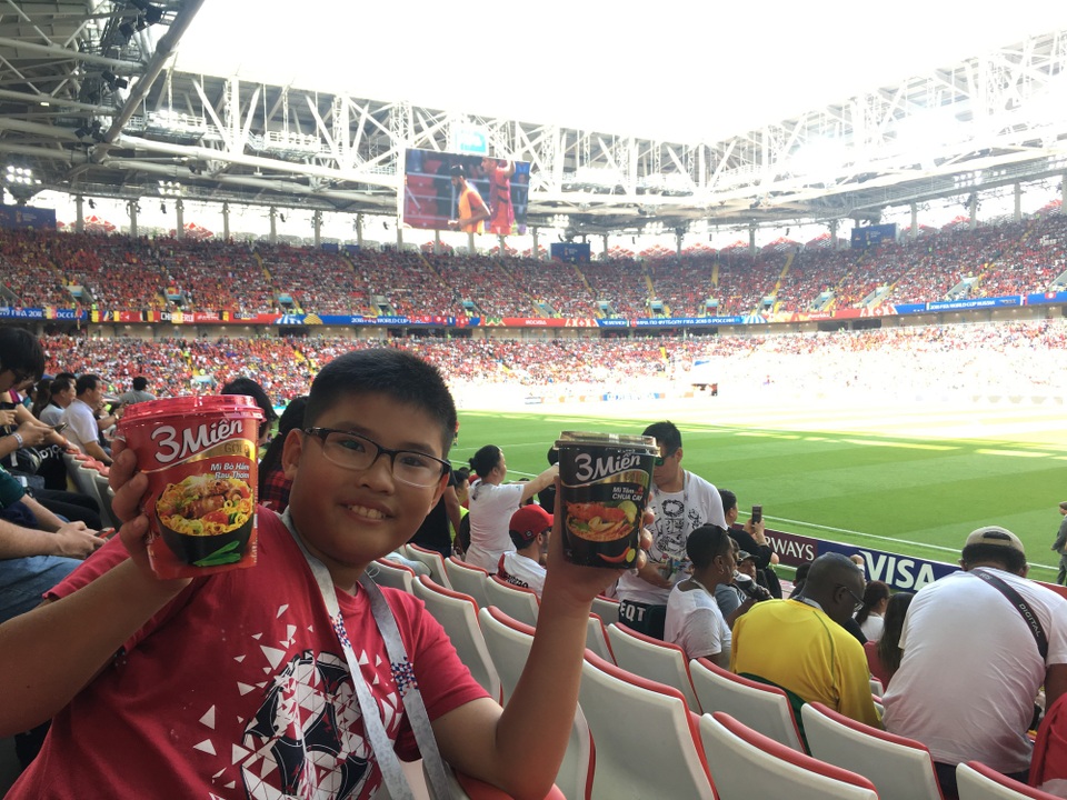 Bạn đồng hành trong những ngày sôi động ở Nga - 2 Fan bóng đá nhí Việt tại sân vận động Spartak, Moskva trong trận Bỉ gặp Tunisia 23/06/2018.(Ảnh: Minh Hải)