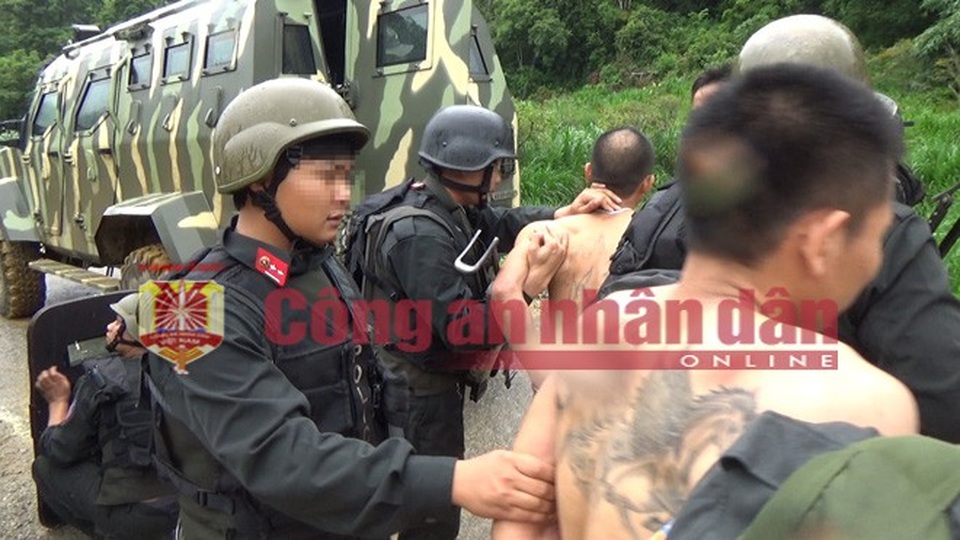 (NÓNG) Cuộc đấu súng nghẹt thở với những "ông trùm" ma túy ở điểm nóng Lóng Luông - 3 Các trinh sát bắt giữ đối tượng.