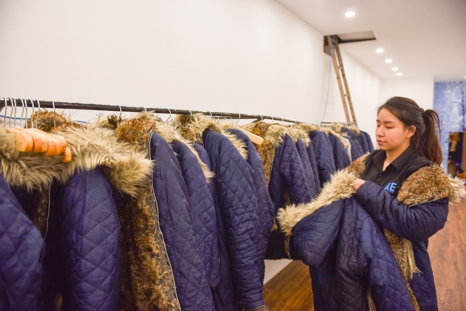 
Trước khi vào phòng lạnh của quán, khách hàng phải mặc áo ấm chuyên dụng.
