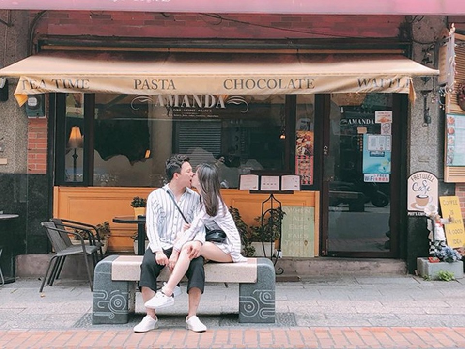 Lan Khuê khoe nhẫn đính hôn kim cương; Đàm Thu Trang du lịch cùng Cường Đô La - 6 Vợ chồng Trấn Thành – Hari Won tình tứ khi du lịch tại Đài Loan nhân dịp sinh nhật của Hari Won. Ngoài những hình ảnh cực kỳ lãng mạn trong chuyến du lịch ý nghĩa cùng chồng, Hari không ngại chia sẻ hậu trường phía sau loạt hình ảnh khóa môi ngọt ngào, nữ ca sĩ viết: Ngồi lãng mạn. Tình tứ. Hôn cái rồi hôn tiếp thì ông Xìn cắn môi mình. Đau quá la thì ông hôn thêm cái cho lơ qua. Nhưng đau quá mình la làng nên hình cuối mặt mình bị méo.