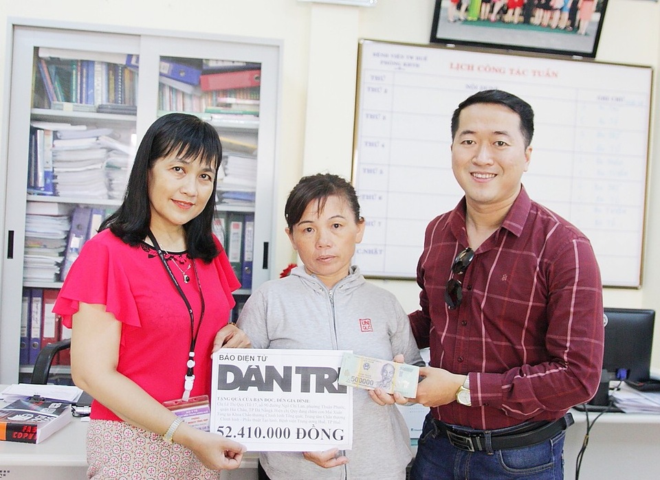 Trao hơn 52 triệu đồng đến người vợ mẹ gồng gánh nuôi 3 con bệnh tật - 1 PV Dân trí và Th.s.BS. Trần Thị Cẩm Tú, Phó Trưởng Phòng Kế hoạch Tổng hợp Bệnh viện Trung ương Huế trao quà nhân ái đến chị Lê Thị Quy