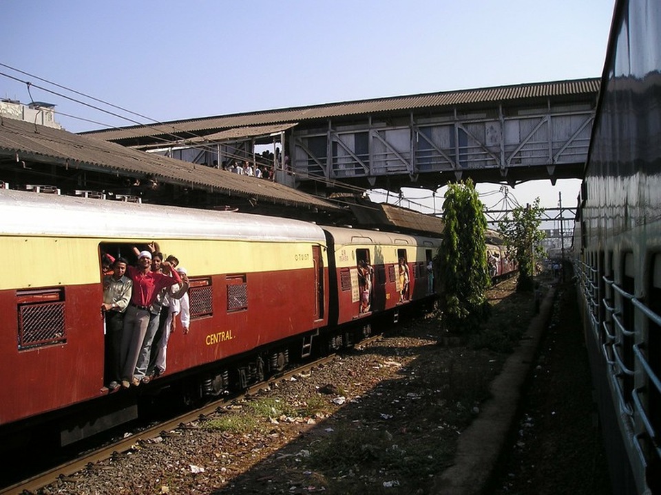 Những trải nghiệm tuyệt vời tại Ấn Độ - 6
Du lịch bằng tàu địa phương ở Mumbai chắc chắn là một trải nghiệm tuyệt vời nhưng không dành cho những người yếu tim! Hệ thống tàu hỏa của Mumbai là một trong những chuyến tàu đông đúc nhất thế giới. Các đoàn tàu ở Mumbai chở số lượng khách kỷ lục và liên tục đón trả khách ở các điểm dừng.