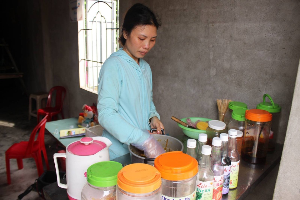 Bố bỏ đi biệt tích, bé lớp 7 nghỉ học bắt ốc phụ mẹ nuôi các em - 5 Chị Ý mở quầy ăn vặt tại nhà để bán, kiếm tiền nuôi các con