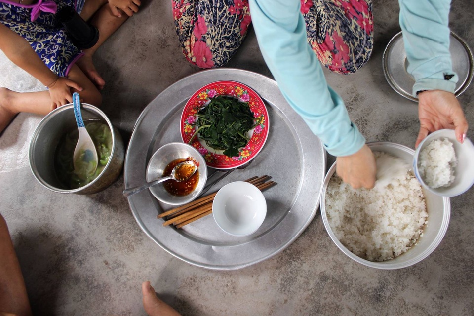 Bố bỏ đi biệt tích, bé lớp 7 nghỉ học bắt ốc phụ mẹ nuôi các em - 2 Bữa cơm gia đình của 4 người chỉ toàn rau, canh không có cá, thịt