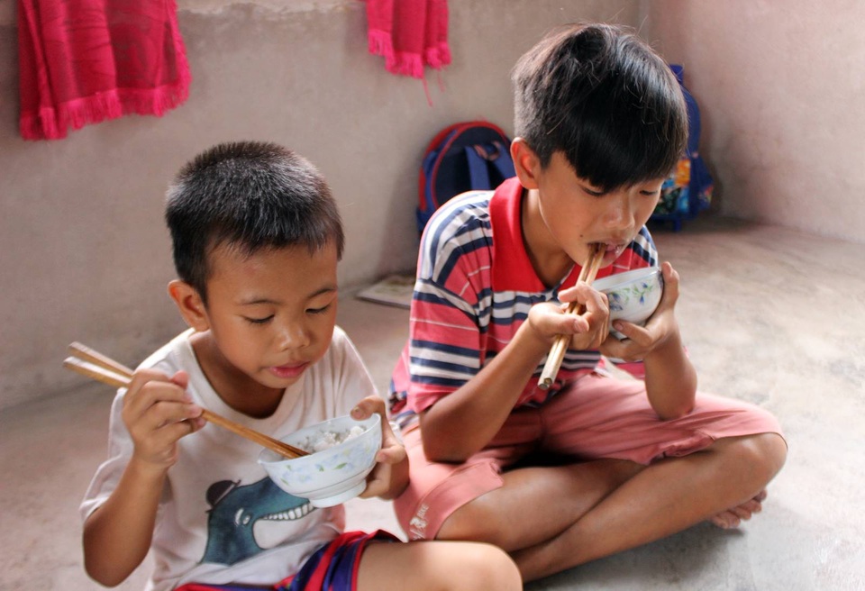 Bố bỏ đi biệt tích, bé lớp 7 nghỉ học bắt ốc phụ mẹ nuôi các em - 4 Bố bỏ đi biệt tích, bé lớp 7 nghỉ học bắt ốc phụ mẹ nuôi các em - 4