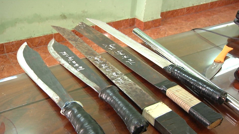 Băng nhóm "chém trước, cướp sau" gieo nỗi kinh hoàng về đêm - 2 Hung khí nguy hiểm các đối tượng sử dụng đi cướp tài sản.