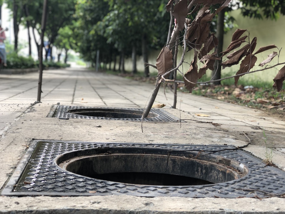 Khắc phục tạm những hố ga bị mất nắp trên đại lộ đẹp nhất Sài Gòn - 1 Khắc phục tạm những hố ga bị mất nắp trên đại lộ đẹp nhất Sài Gòn - 1
