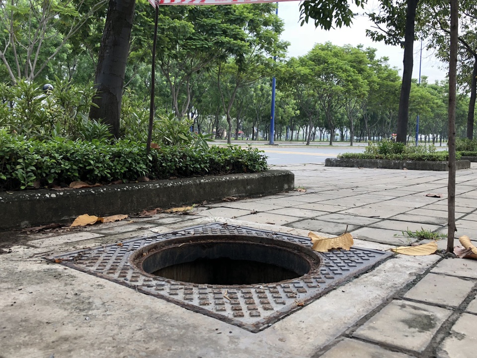 Hàng loạt nắp cống trên đại lộ đẹp nhất Sài Gòn bỗng dưng... mất tích - 13 Những hố này trở nên rất nguy hiểm vào ban đêm