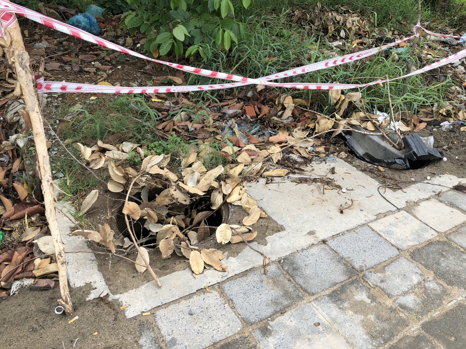 Hàng loạt nắp cống trên đại lộ đẹp nhất Sài Gòn bỗng dưng... mất tích - 8 Những hố được che chắn sơ sài