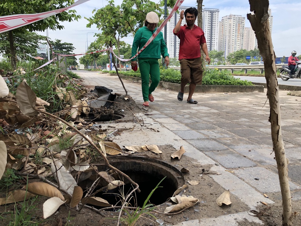 Hàng loạt nắp cống trên đại lộ đẹp nhất Sài Gòn bỗng dưng... mất tích - 9 Hàng loạt nắp cống trên đại lộ đẹp nhất Sài Gòn bỗng dưng... mất tích - 9