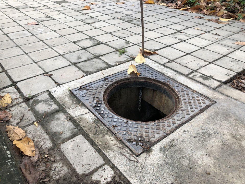 Hàng loạt nắp cống trên đại lộ đẹp nhất Sài Gòn bỗng dưng... mất tích - 4 Hàng loạt nắp cống trên đại lộ đẹp nhất Sài Gòn bỗng dưng... mất tích - 4