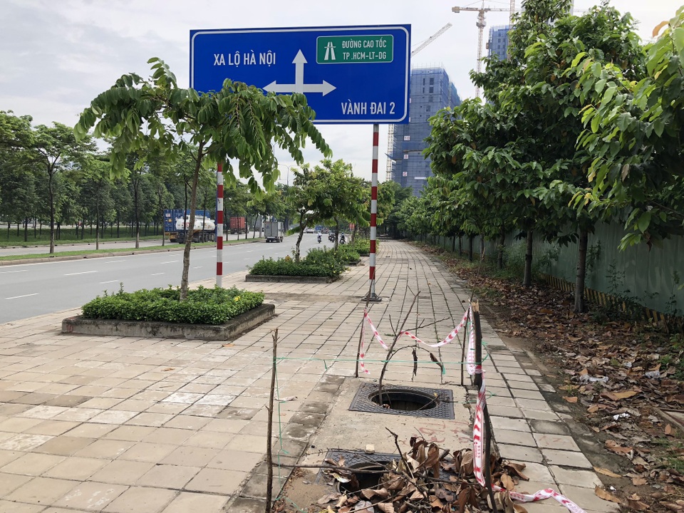 Hàng loạt nắp cống trên đại lộ đẹp nhất Sài Gòn bỗng dưng... mất tích - 2 Hàng loạt nắp cống bị mất cắp để lộ ra những hố sâu trên vỉa hè đường Mai Chí Thọ