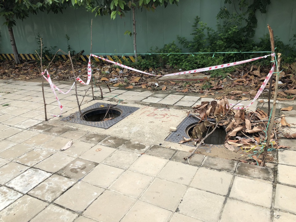 Hàng loạt nắp cống trên đại lộ đẹp nhất Sài Gòn bỗng dưng... mất tích - 6 Hàng loạt nắp cống trên đại lộ đẹp nhất Sài Gòn bỗng dưng... mất tích - 6