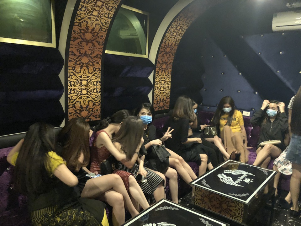 1 tháng truy quét nhà hàng thác loạn ở Sài Gòn - 12 1 tháng truy quét nhà hàng thác loạn ở Sài Gòn - 12