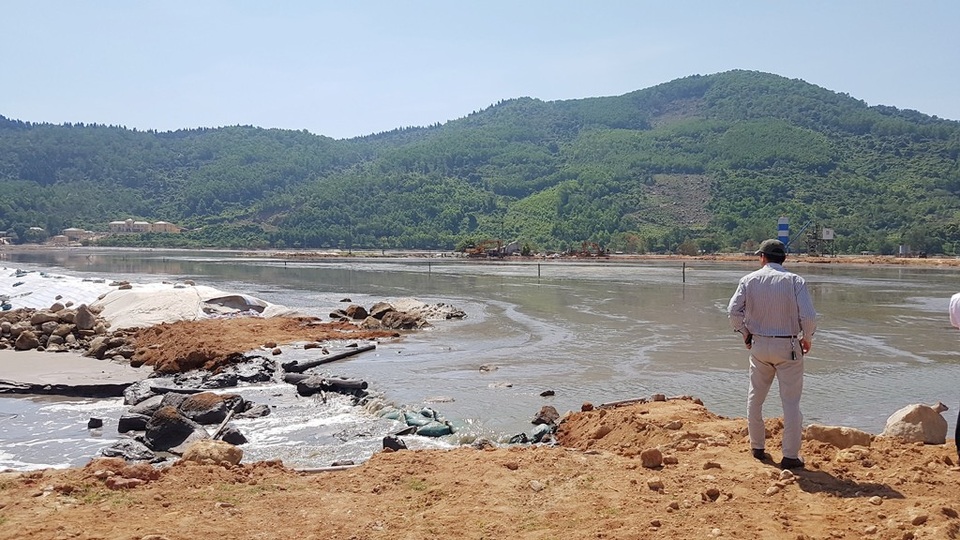 Bãi thải 1 triệu khối bùn biển “treo lơ lửng” bên cảng du lịch Chân Mây - 3 Xả bùn ở các khu đất nuôi trồng thủy hải sản ngay cạnh biển chỉ vài trăm mét
