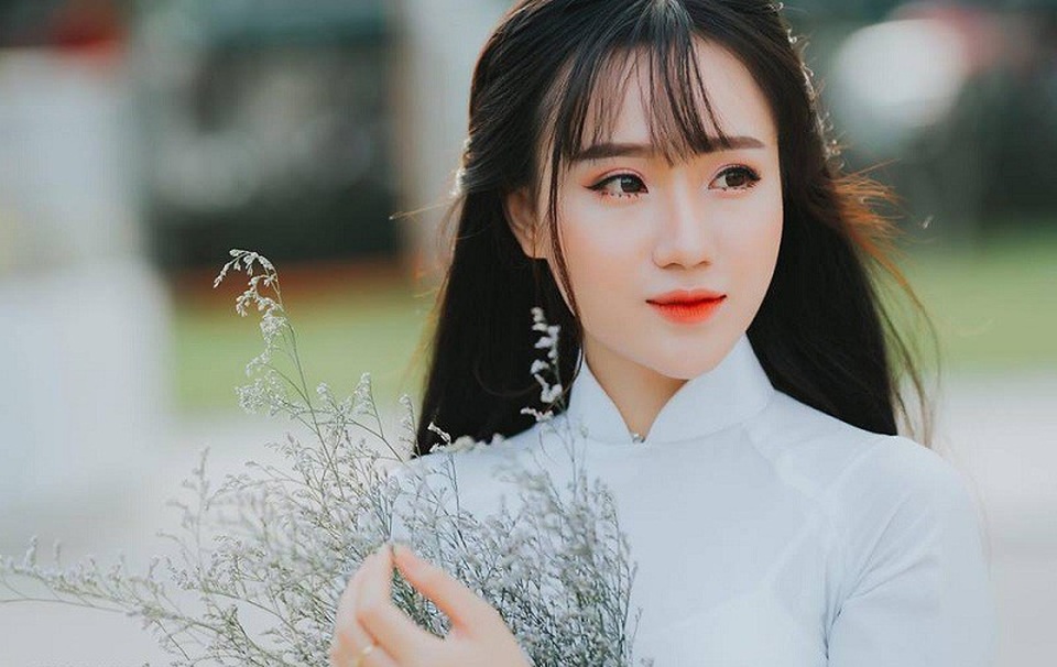 “Hot girl ảnh thẻ” học giỏi, làm người mẫu kiếm 20 triệu đồng/tháng - 3 Hồng Vân thướt tha trong tà áo dài trắng chia tay mái trường