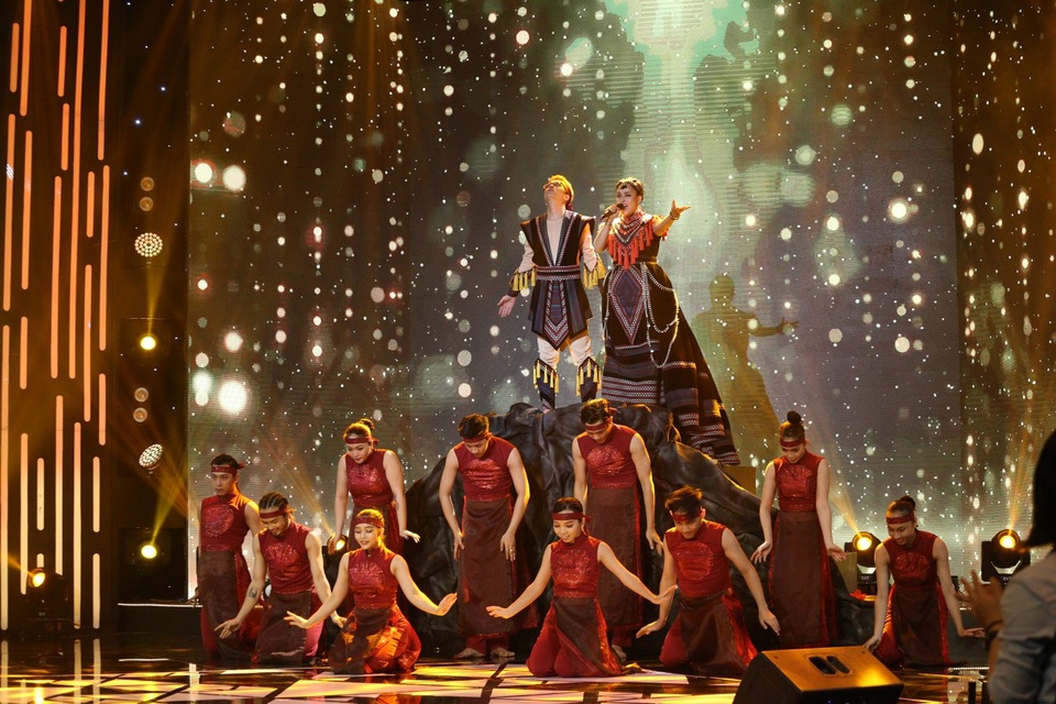 Tố Tố và Bùi Anh Tuấn khép lại đêm chung là một sáng tác của Thanh Bùi mang tên “Cùng nhau ta thắp sáng”. Phần trình diễn khắc họa đậm nét lòng tự hào dân tộc “Con rồng cháu tiên”, kết hợp với hiệu ứng sân khấu, ánh sáng, vũ đoàn, … tất cả tạo nên một không khí hào hùng.