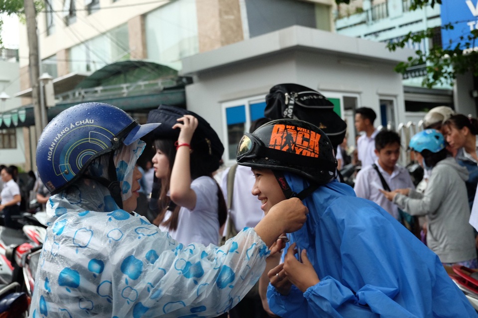 Đà Nẵng: Học sinh thi vào lớp 10 bất ngờ với đề Văn - 6 Chỉ cần thí sinh tan trường thi với nét mặt tươi tỉnh, phụ huynh quên hết mọi vất vả đợi chờ