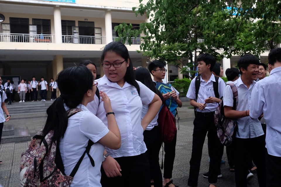 Đà Nẵng: Học sinh thi vào lớp 10 bất ngờ với đề Văn - 2 Nhiều thí sinh ở Đà Nẵng chia sẻ bất ngờ với đề Văn tuyển sinh lớp 10; bởi không đoán được câu đề chính là Lặng lẽ Sa Pa