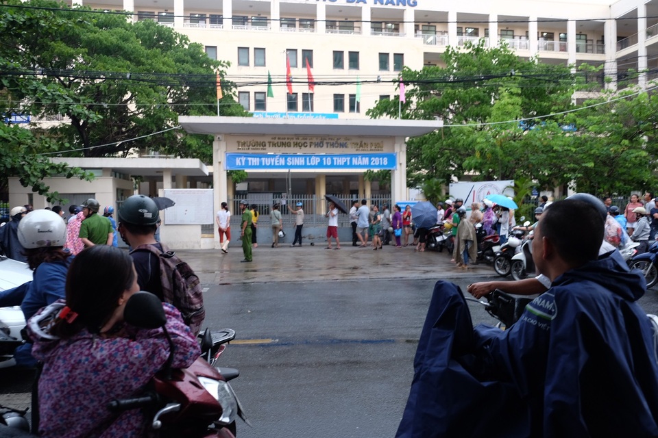 Đà Nẵng: Học sinh thi vào lớp 10 bất ngờ với đề Văn - 5 Sáng nay 3/6, Đà Nẵng có mưa giông. Nhiều phụ huynh đã kiên nhẫn đợi thí sinh nhiều giờ liền ngoài trời