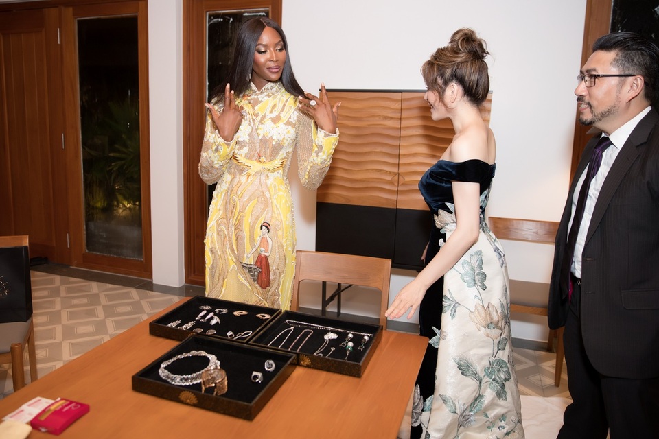 Lý Nhã Kỳ "đọ sắc" cùng “Báo đen” Naomi Campbell - 3 Siêu mẫu quốc tế Naomi Campbell thậm chí còn dùng chung đồ trang sức với Lý Nhã Kỳ.