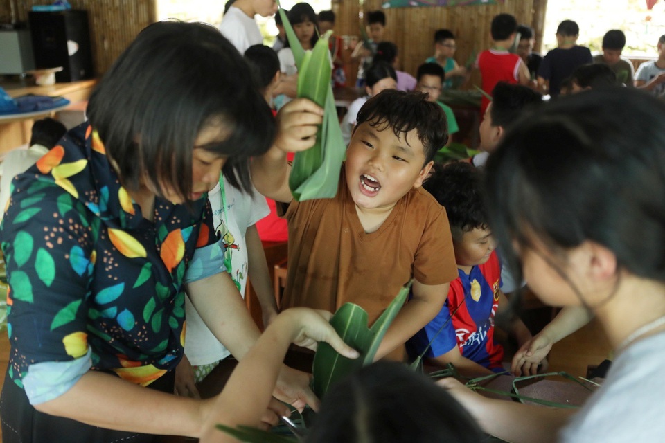 Khoảnh khắc đáng yêu của Bi “béo” khi trải nghiệm trở thành nông dân - 11
Sau khi nghỉ ngơi, các bạn nhỏ được học cách gói bánh lá Chít - đặc sản của người Mường.