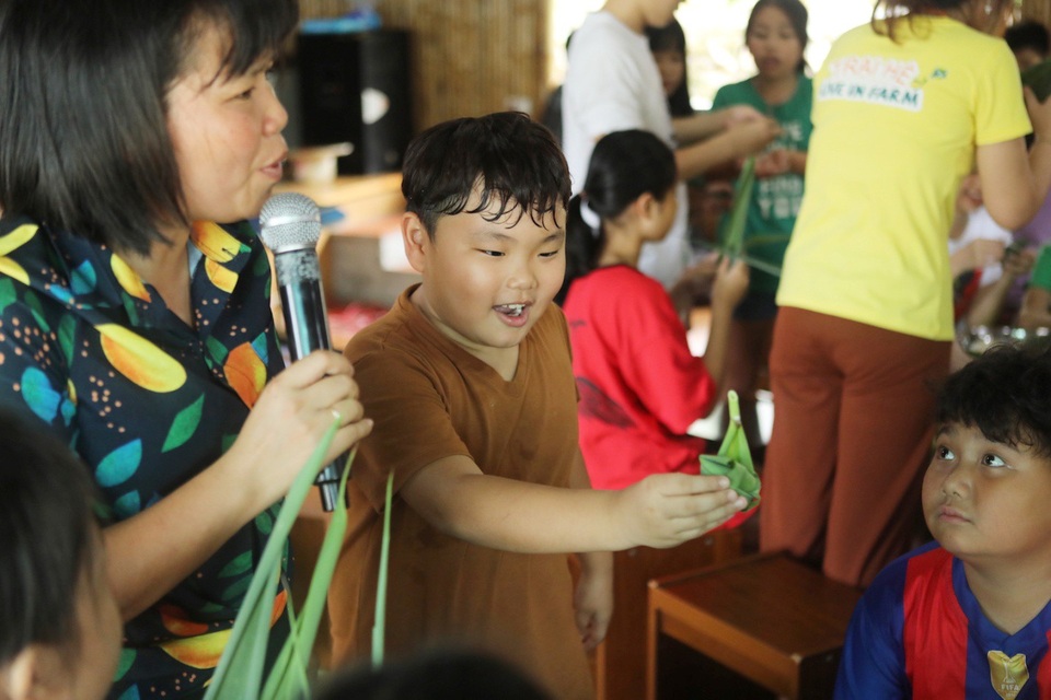 Khoảnh khắc đáng yêu của Bi “béo” khi trải nghiệm trở thành nông dân - 12
Con trai danh hài Xuân Bắc hào hứng khoe thành quả khi học gói bánh. Với mong muốn tạo môi trường, không gian lành mạnh để các em được tiếp xúc với những điều gần gũi, giản dị trong cuộc sống hàng ngày, trại hè “Live in Farm” chắc chắn là trải nghiệm đáng nhớ của Bi và các bạn nhỏ.