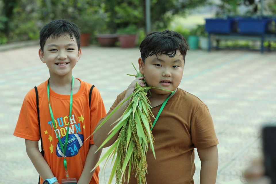 Khoảnh khắc đáng yêu của Bi “béo” khi trải nghiệm trở thành nông dân - 4
Mồ hôi lấm tấm trên trán của Bi “béo” sau buổi sáng gặt lúa ngoài đồng.