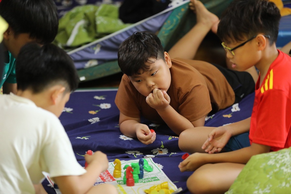 Khoảnh khắc đáng yêu của Bi “béo” khi trải nghiệm trở thành nông dân - 9
Bi và các bạn tranh thủ giờ nghỉ trưa để chơi cờ, đọc sách.