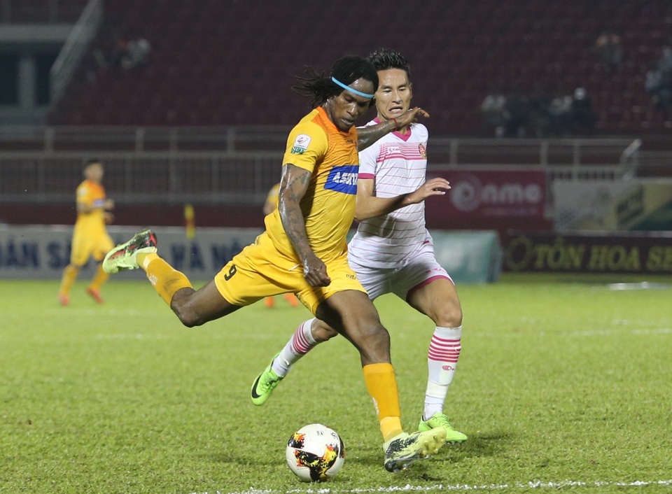 Hàng thủ đội chủ nhà thường hụt hơi trước các pha đua tốc độ và càn lướt của Fagan