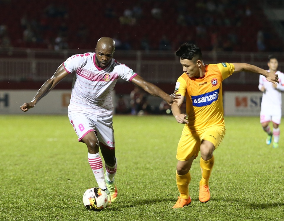 Tiền đạo ngoại Dugary khá vụng về