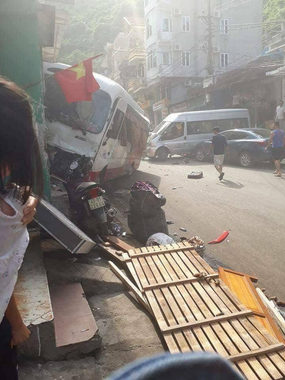 Xe khách mất lái đâm ngang hông ô tô đậu đón khách, 10 người bị thương - 1 Xe khách mất lái đâm ngang hông ô tô đậu đón khách, 10 người bị thương - 1
