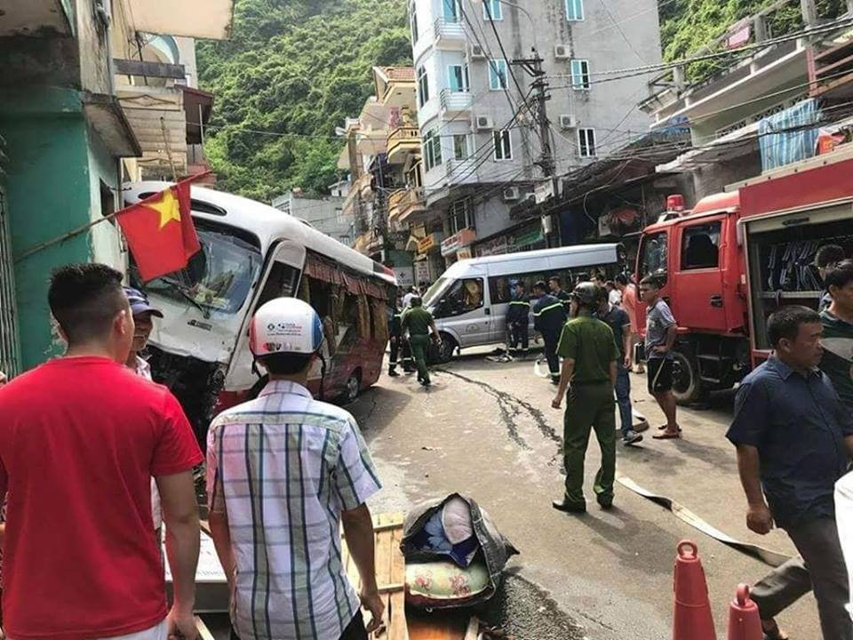 Xe khách mất lái đâm ngang hông ô tô đậu đón khách, 10 người bị thương - 2
Hiện trường vụ tai nạn nghiêm trọng khiến 10 người bị thương
