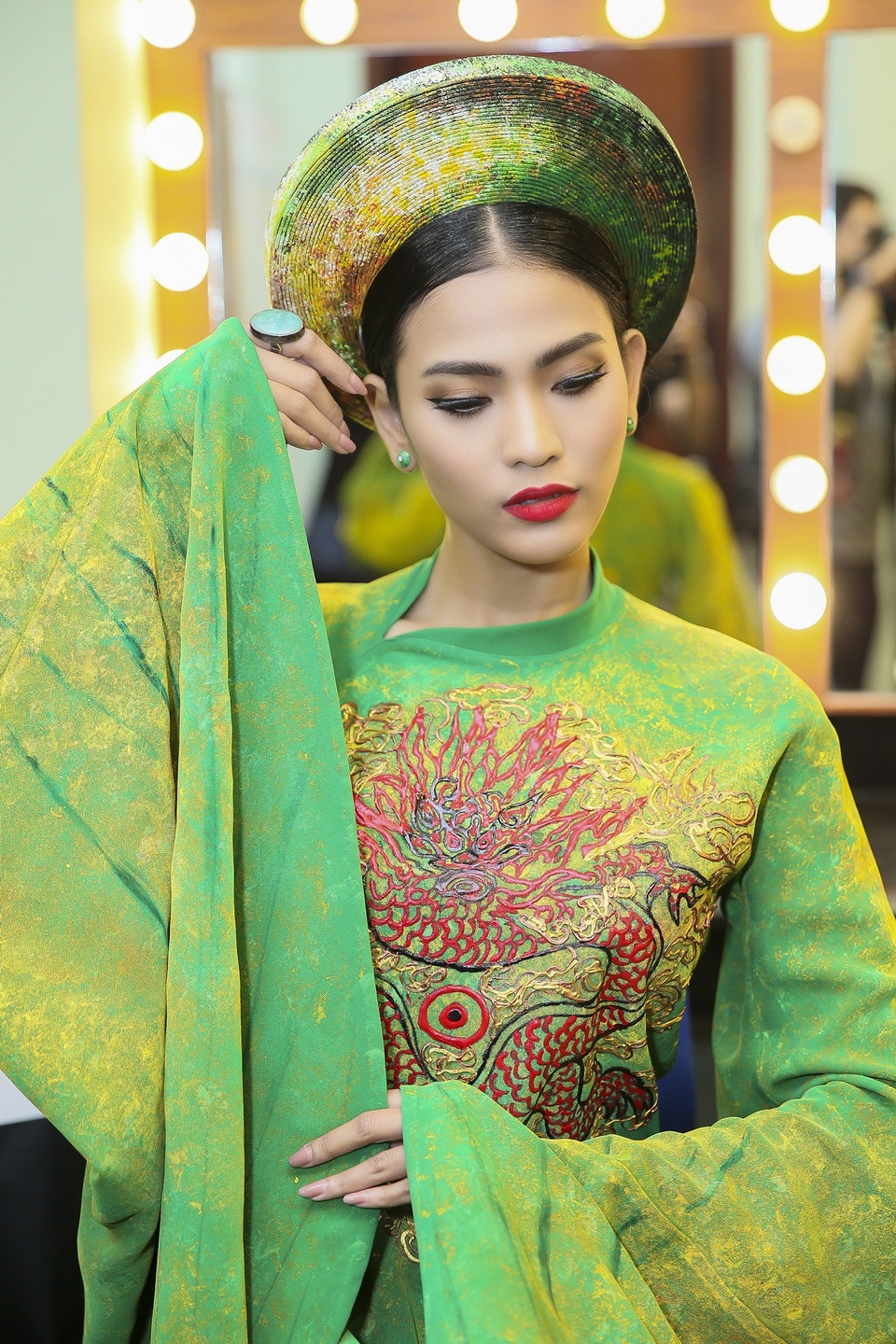 Trương Thị May đẹp say đắm bên danh hài Hoài Linh, Chí Tài - 4 Trương Thị May đẹp say đắm bên danh hài Hoài Linh, Chí Tài - 4