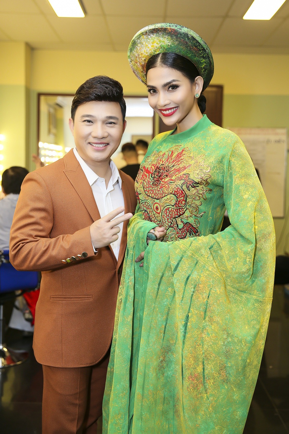 Trương Thị May đẹp say đắm bên danh hài Hoài Linh, Chí Tài - 10 Trò chuyện sôi nổi cùng ca sĩ Quang Linh. Nàng Á hậu không chỉ tham gia trình diễn mà còn nán lại để theo dõi và ủng hộ các anh chị đồng nghiệp biểu diễn trên sân khấu.