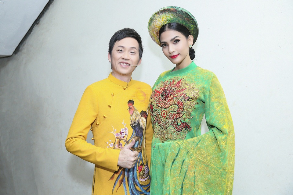 Trương Thị May đẹp say đắm bên danh hài Hoài Linh, Chí Tài - 7 Sau hậu trường, Trương Thị May cũng đã có dịp hội ngộ nhiều anh chị em nghệ sĩ nổi tiếng như danh hài Hoài Linh.