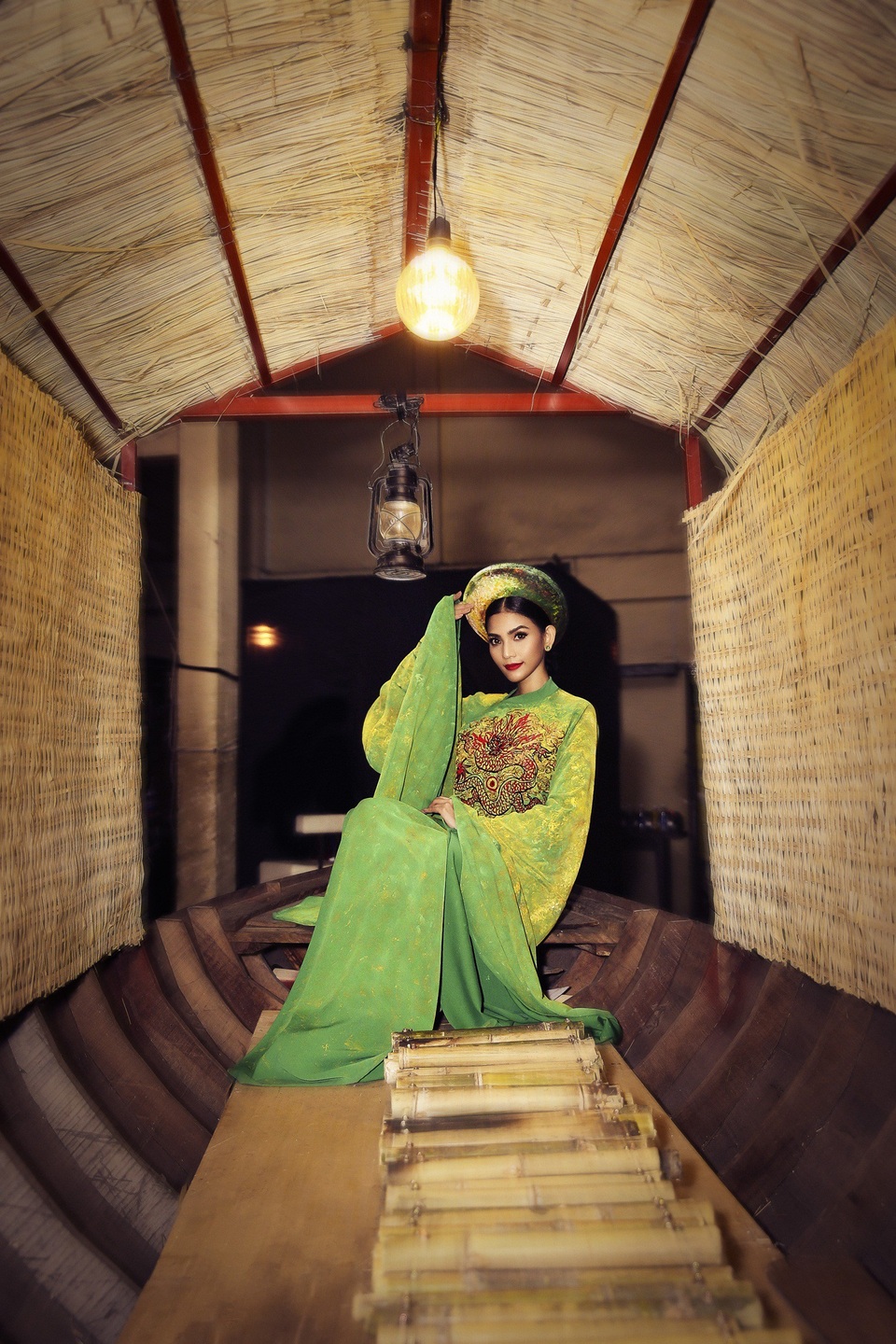 Trương Thị May đẹp say đắm bên danh hài Hoài Linh, Chí Tài - 2 Nhiều lần xuất hiện và trình diễn vị trí vedette trong các show thời trang khác nhau, Trương Thị May hoàn toàn tự tin với lần xuất hiện này của mình.