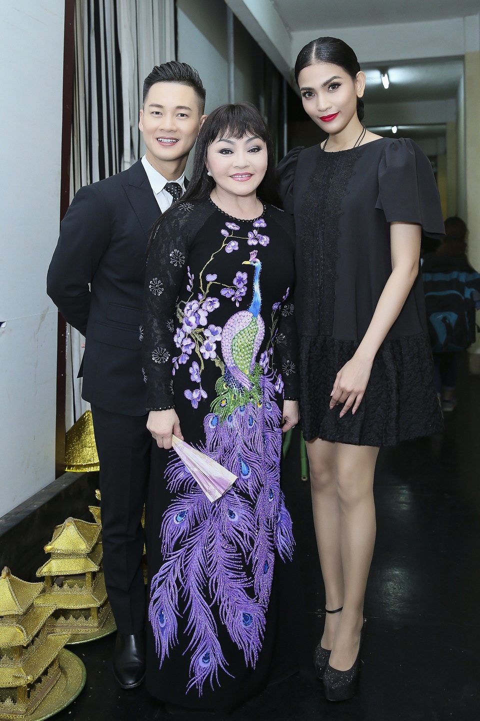 Trương Thị May đẹp say đắm bên danh hài Hoài Linh, Chí Tài - 5 Trương Thị May được danh ca Hương Lan và NTK Đinh Văn Thơ mời xuất hiện trong phần trình diễn thời trang áo dài - một tiết mục đặc biệt xen kẽ trong đêm diễn kỷ niệm 50 năm ca hát của danh ca Hương Lan.