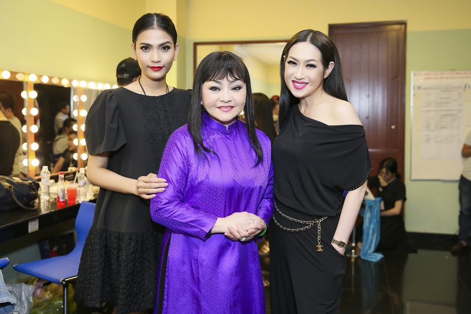 Trương Thị May đẹp say đắm bên danh hài Hoài Linh, Chí Tài - 9 Cô dành nhiều thời gian thăm hỏi danh ca Hương Lan và danh ca Ý Lan.