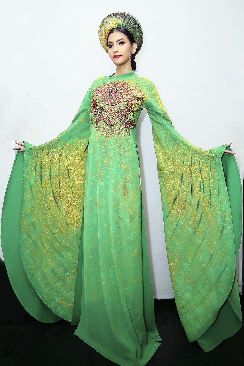 Trương Thị May đẹp say đắm bên danh hài Hoài Linh, Chí Tài - 3 Diện bộ áo dài màu xanh lá được thêu tay các họa tiết khéo léo tinh xảo, Trương Thị May hóa thân thành người phụ nữ xưa nhiều quyền lực và quyến rũ, thướt tha trong tà áo dài truyền thống.