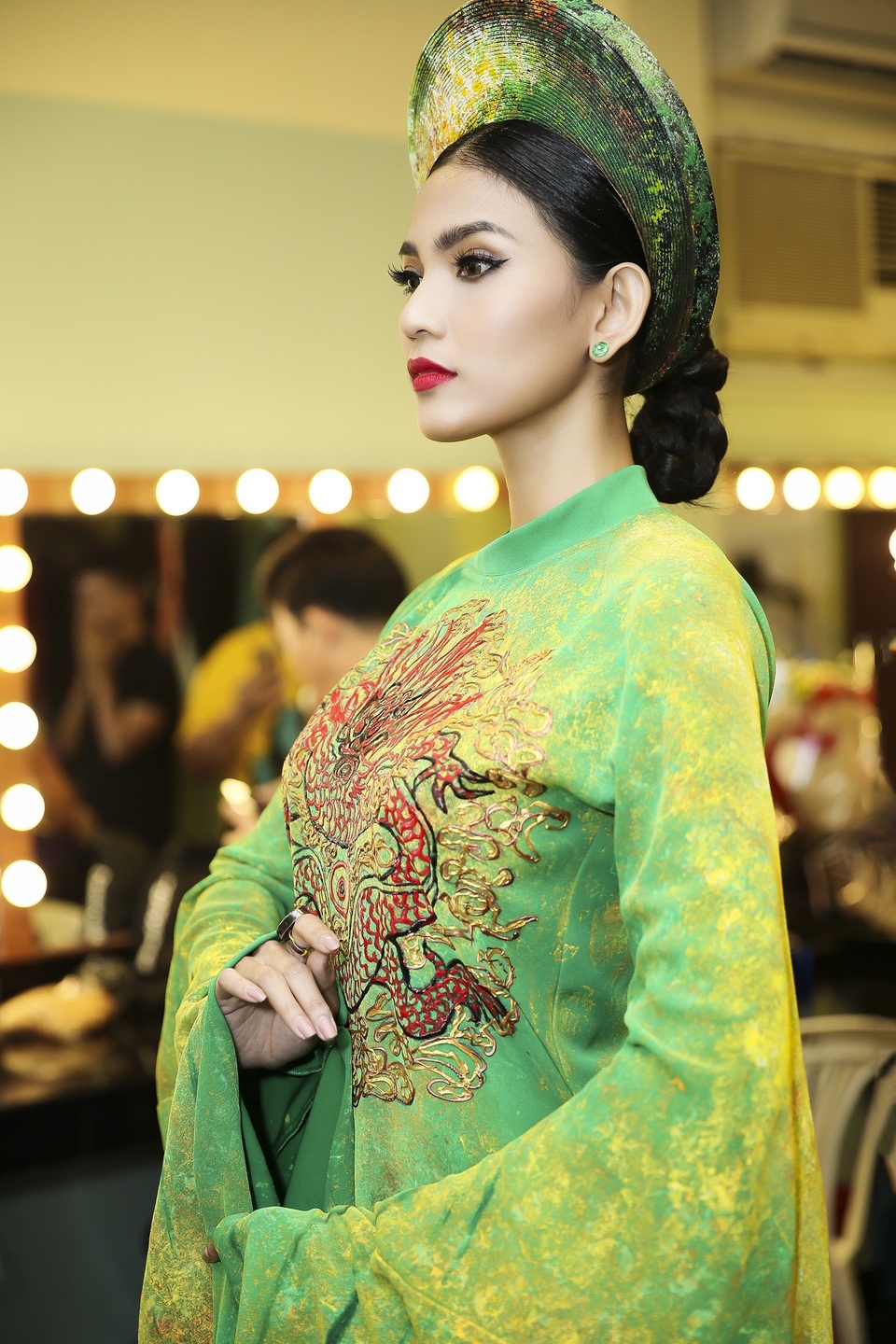 Trương Thị May đẹp say đắm bên danh hài Hoài Linh, Chí Tài - 6 Trương Thị May chia sẻ: “May rất thích những bản nhạc quê hương của cô Hương Lan cũng như quý cách sống, cách làm việc mộc mạc, bình dị và âm thầm cống hiến cho nghệ thuật của cô. Được xuất hiện trong một đêm nhạc vẽ lại sự nghiệp của cô Hương Lan và góp một chút công sức vào thành công của chương trình với May là một sự tự hào rất lớn...”