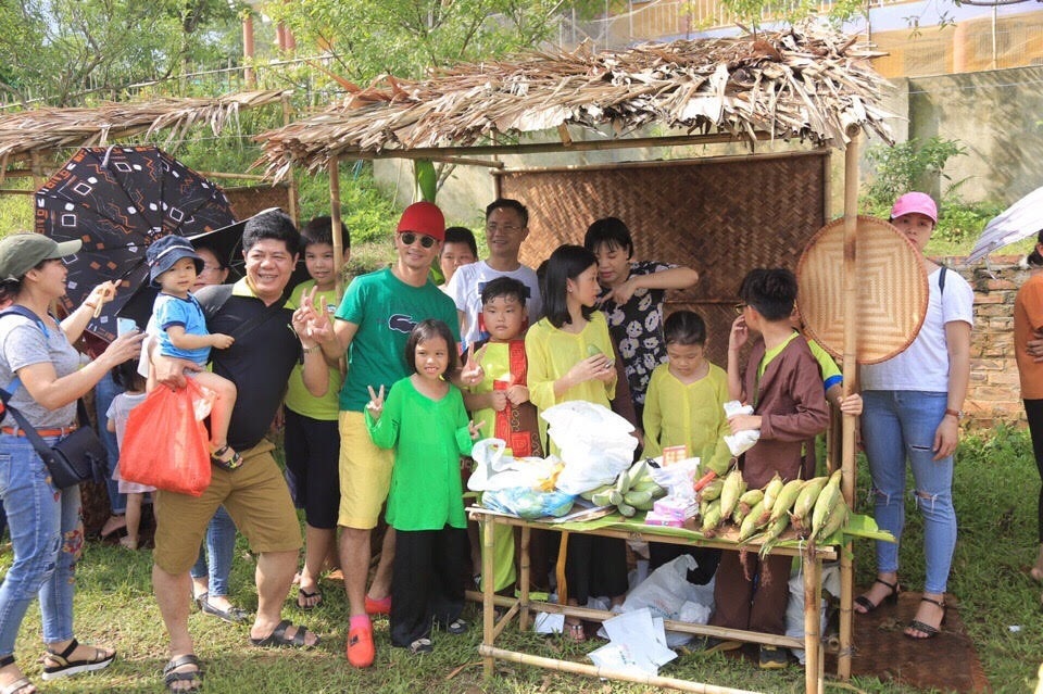 Khoảnh khắc đáng yêu của Bi “béo” khi trải nghiệm trở thành nông dân - 13
Có mặt trong buổi lễ bế giảng diễn ra sáng nay (3/6), danh hài Xuân Bắc chia sẻ: “Tôi là một khách hàng thân thiết của Viettel trong nhiều năm và “Live in Farm” là một trong những chương trình hiếm hoi, có ý nghĩa với trẻ con mà tôi lựa chọn cho con mình”.
